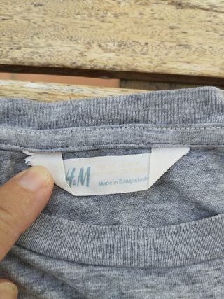 Camiseta gris con estampado de monstruo