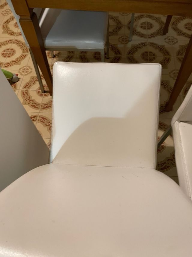 Sedie bianche in ecopelle