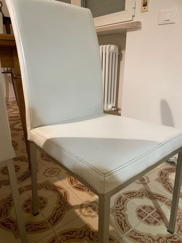 Sedie bianche in ecopelle