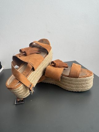 Sandalias de cuña con flecos