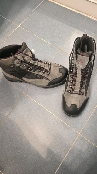 Botas de senderismo grises y negras