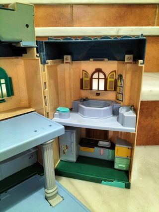 Casa de muñecas color amarillo