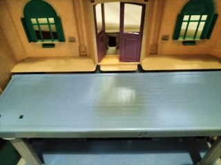 Casa de muñecas color amarillo