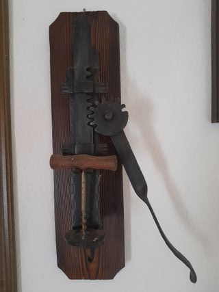Cavatappi da muro vintage in legno e metallo