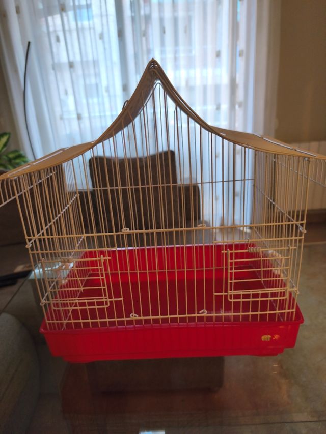 Jaula para pájaros beige y roja