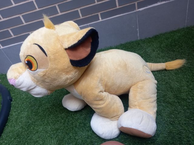 Peluche de gran tamaño de Disney Store. Simba