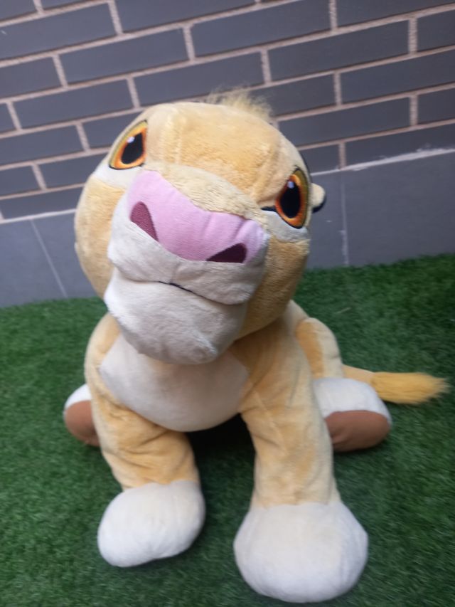 Peluche de gran tamaño de Disney Store. Simba