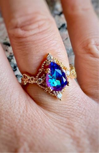 Anillo Oro con Gema Morada y Brillantes