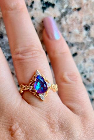 Anillo Oro con Gema Morada y Brillantes