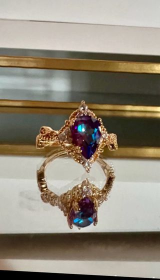 Anillo Oro con Gema Morada y Brillantes