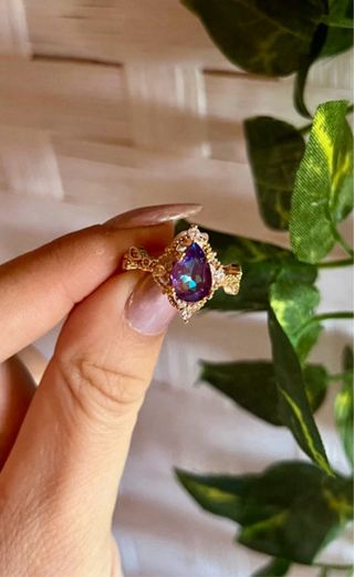 Anillo Oro con Gema Morada y Brillantes