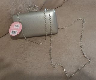 Bolso de mano plateado con cadena