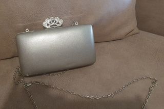 Bolso de mano plateado con cadena
