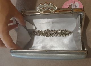 Bolso de mano plateado con cadena