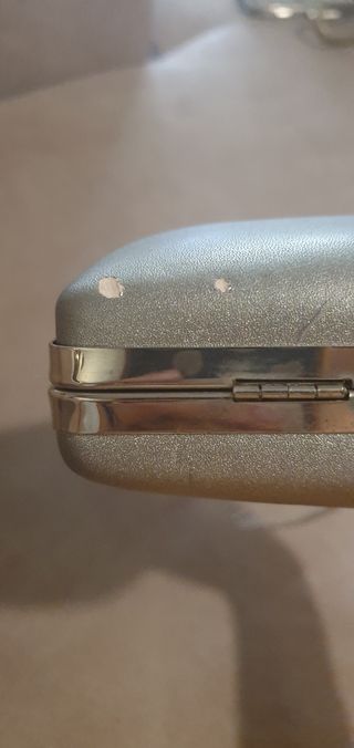 Bolso de mano plateado con cadena