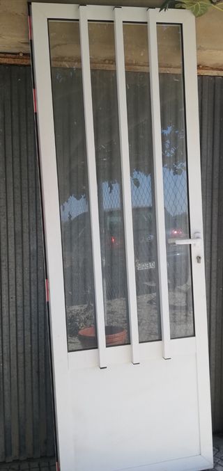 Puerta blanca con cristal