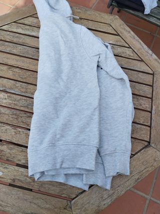 Sudadera Gris con Número 84 y Texto