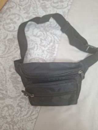 Riñonera negra plastificada