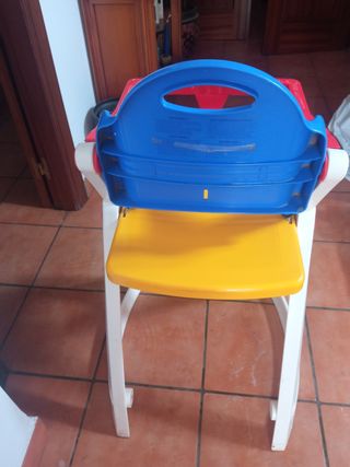 Trona infantil azul, roja y amarilla