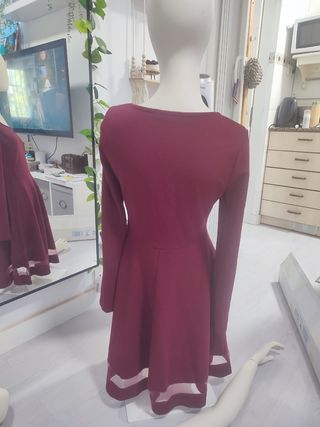 Vestido burdeos con transparencia