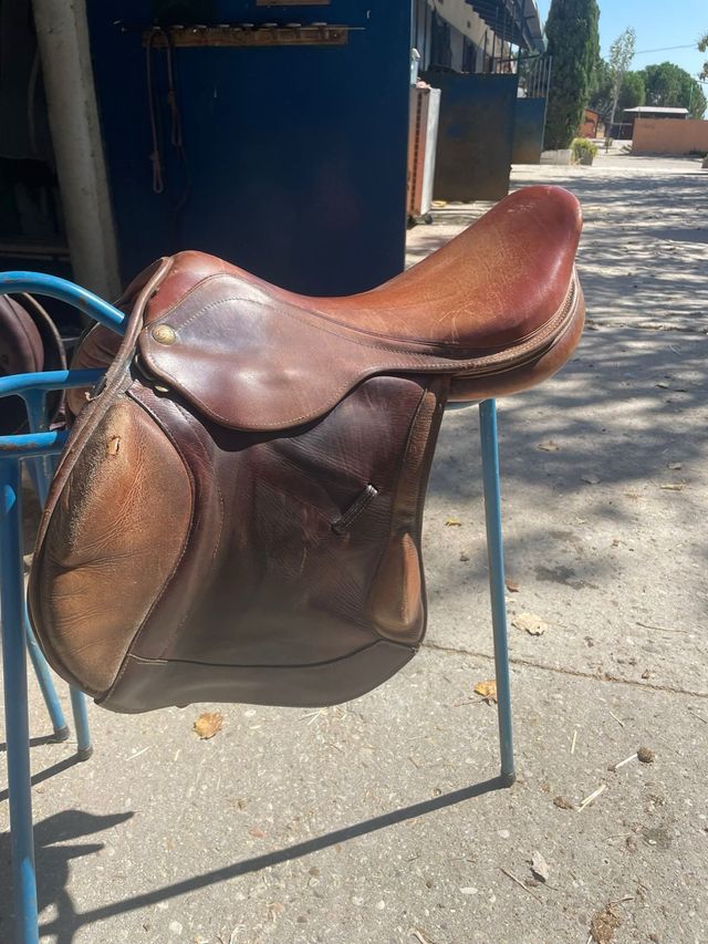 Montura de salto de cuero