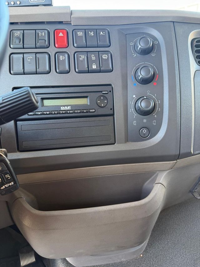 DAF LF 320 Camión Caja Larga 8,70 Alto 2,60