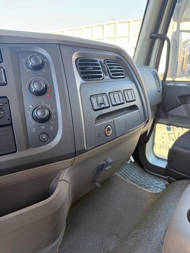 DAF LF 320 Camión Caja Larga 8,70 Alto 2,60