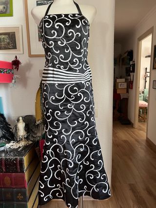 Vestido de fiesta negro con bordado blanco