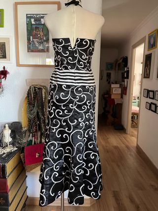 Vestido de fiesta negro con bordado blanco