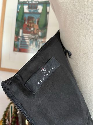 Vestido de fiesta negro con bordado blanco