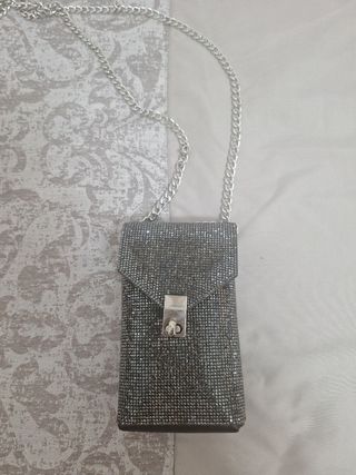 Bolsita para móvil con cadena plateada