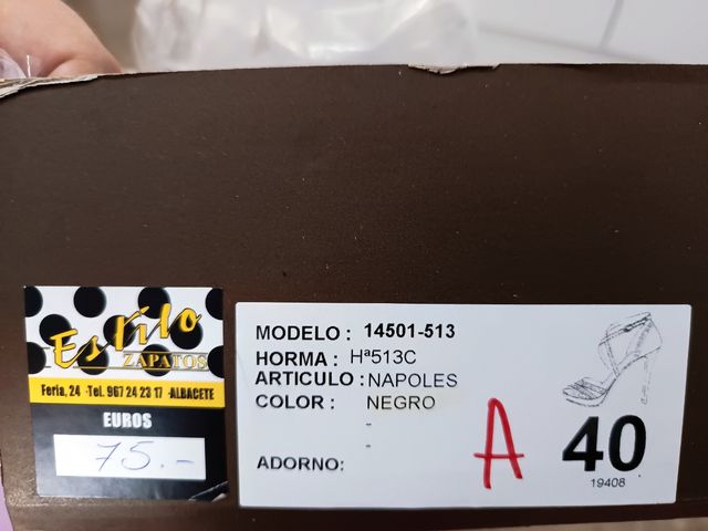 Zapatos de tacón Angel Alarcón negros y plateados