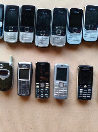 Se vende lote de 42  teléfonos móviles antiguos