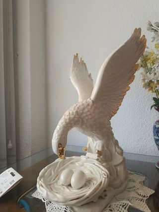 Figura de águila con huevos