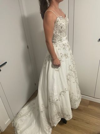 Vestido de Novia Blanco con Bordados