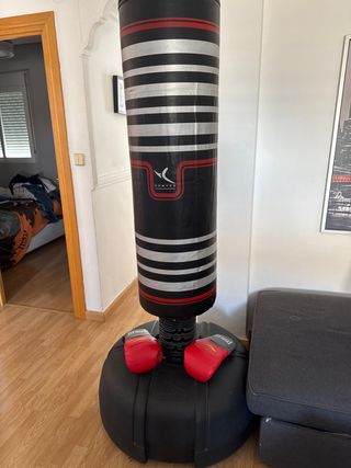 Saco de boxeo Domyos y guantes rojos