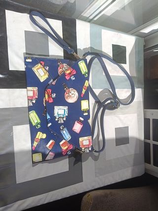 Bolso azul con estampado de perfumes