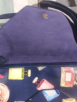 Bolso azul con estampado de perfumes