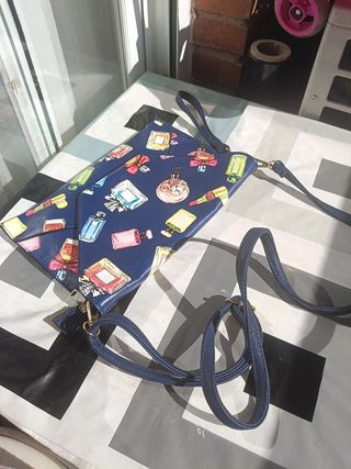 Bolso azul con estampado de perfumes
