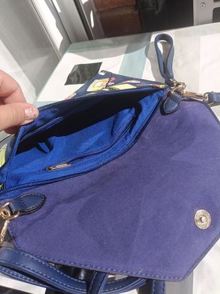 Bolso azul con estampado de perfumes