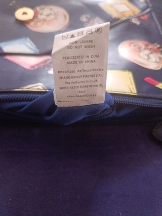 Bolso azul con estampado de perfumes