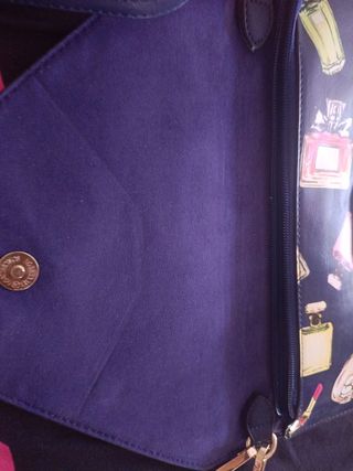 Bolso azul con estampado de perfumes
