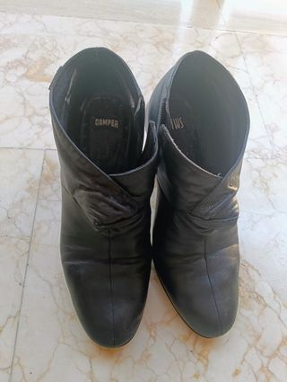 Botines tacón negros Camper, casi 9 cm. de tacón