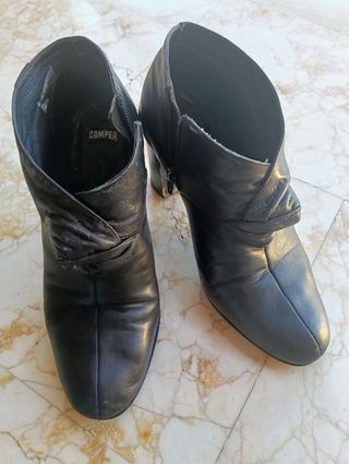 Botines tacón negros Camper, casi 9 cm. de tacón