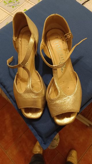 Zapatos dorados de tacón