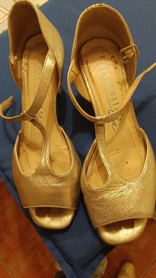 Zapatos dorados de tacón