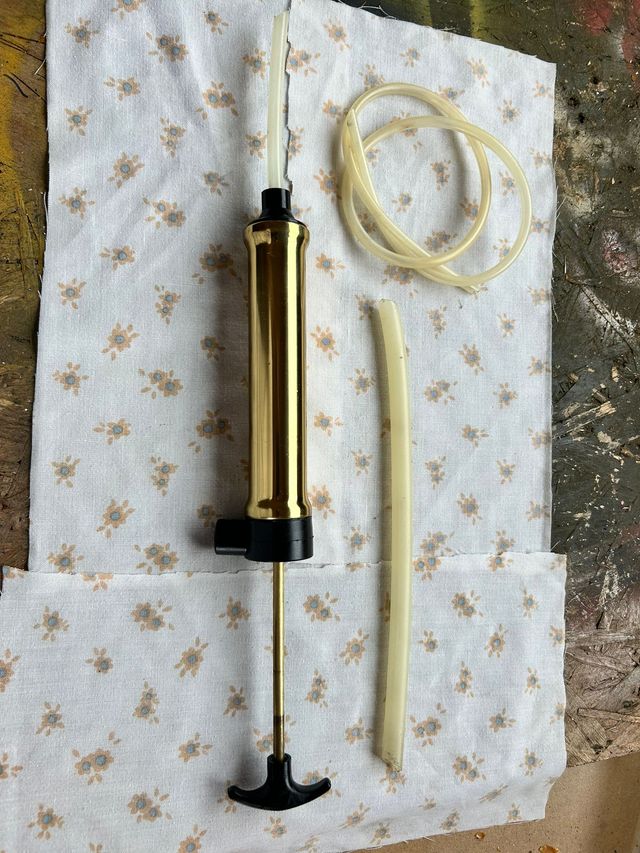 Bomba de aceite dorada con tubo