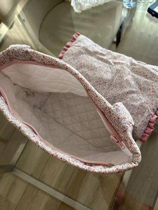 Funda y bolso para carrito de bebé floral.