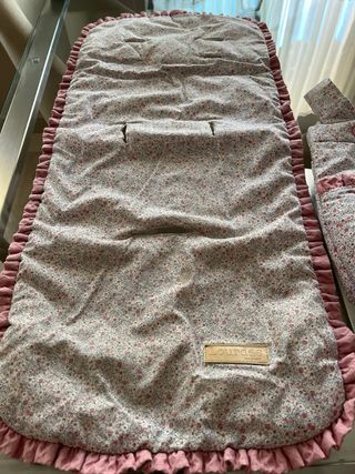 Funda y bolso para carrito de bebé floral.