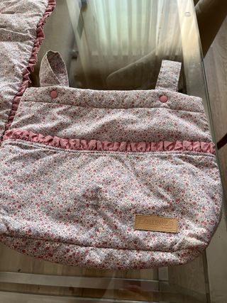 Funda y bolso para carrito de bebé floral.